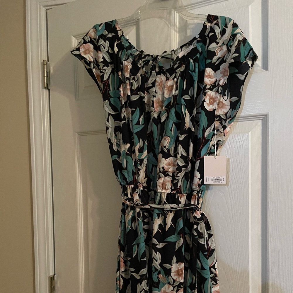 Women’s sleeveless black tropical print dress.   Tie back.